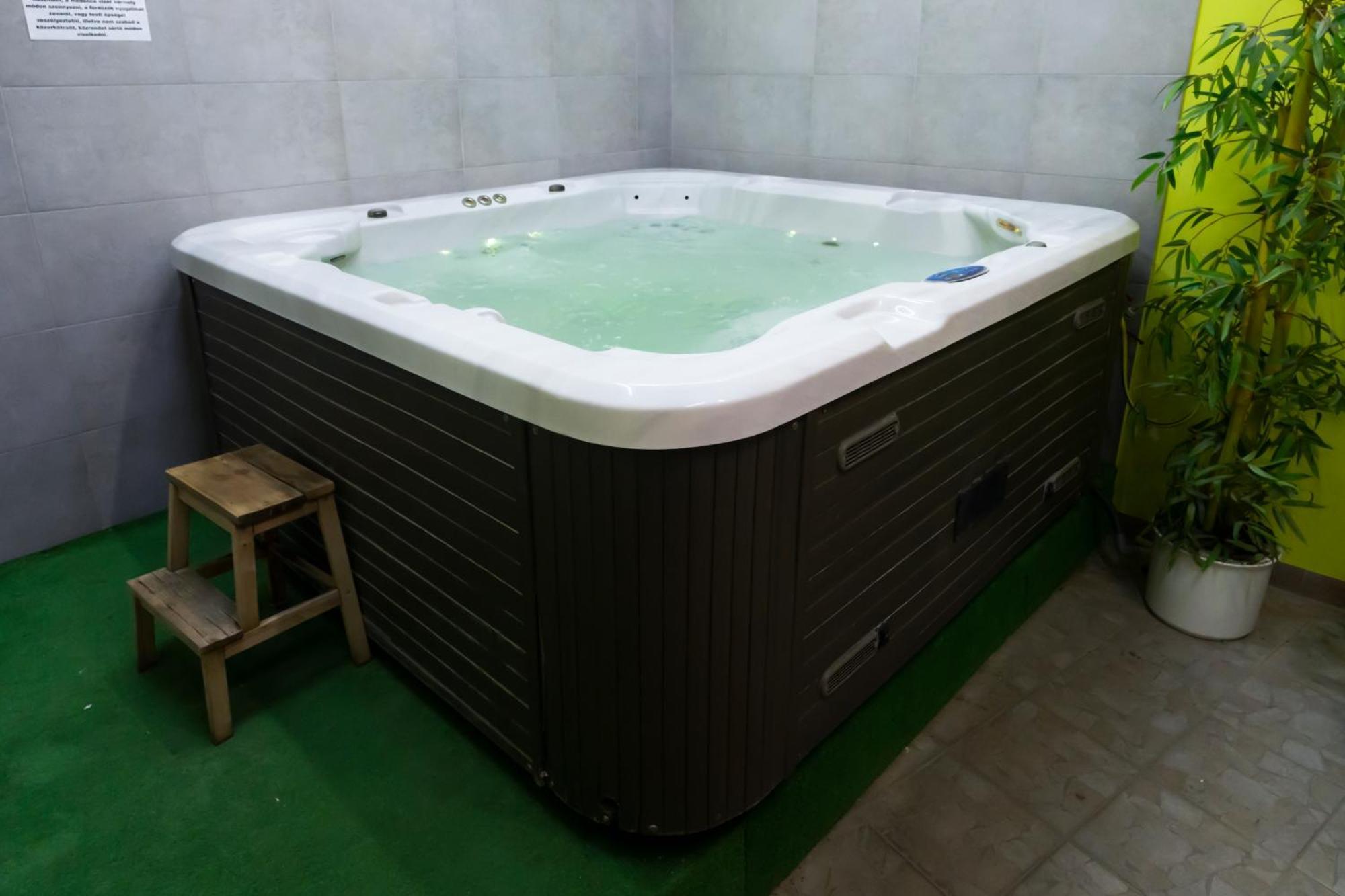 Korona Hotel Ньиредьхаза Экстерьер фото