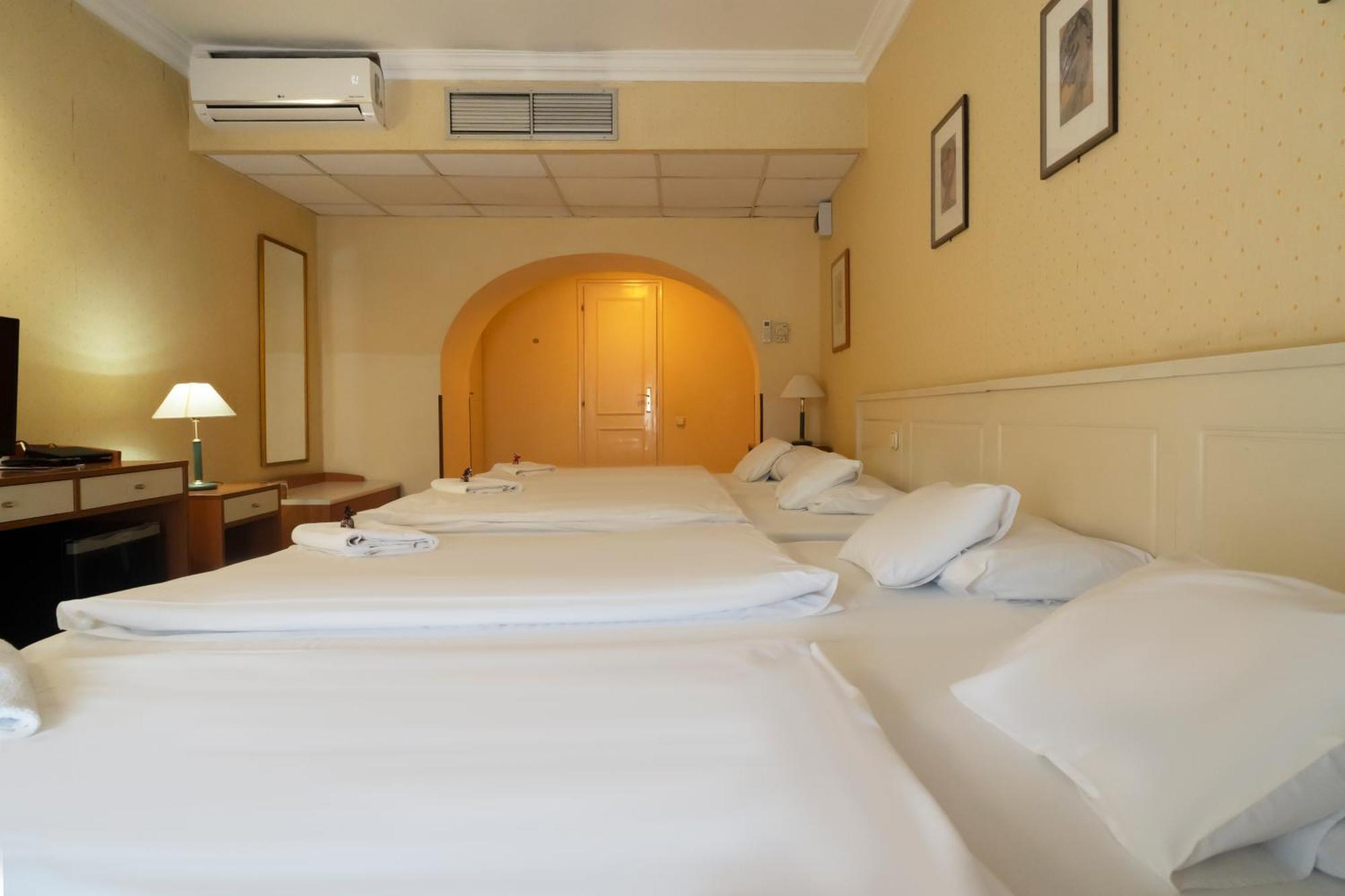 Korona Hotel Ньиредьхаза Экстерьер фото