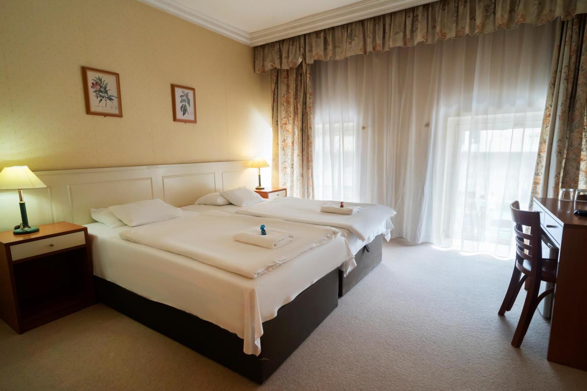 Korona Hotel Ньиредьхаза Экстерьер фото