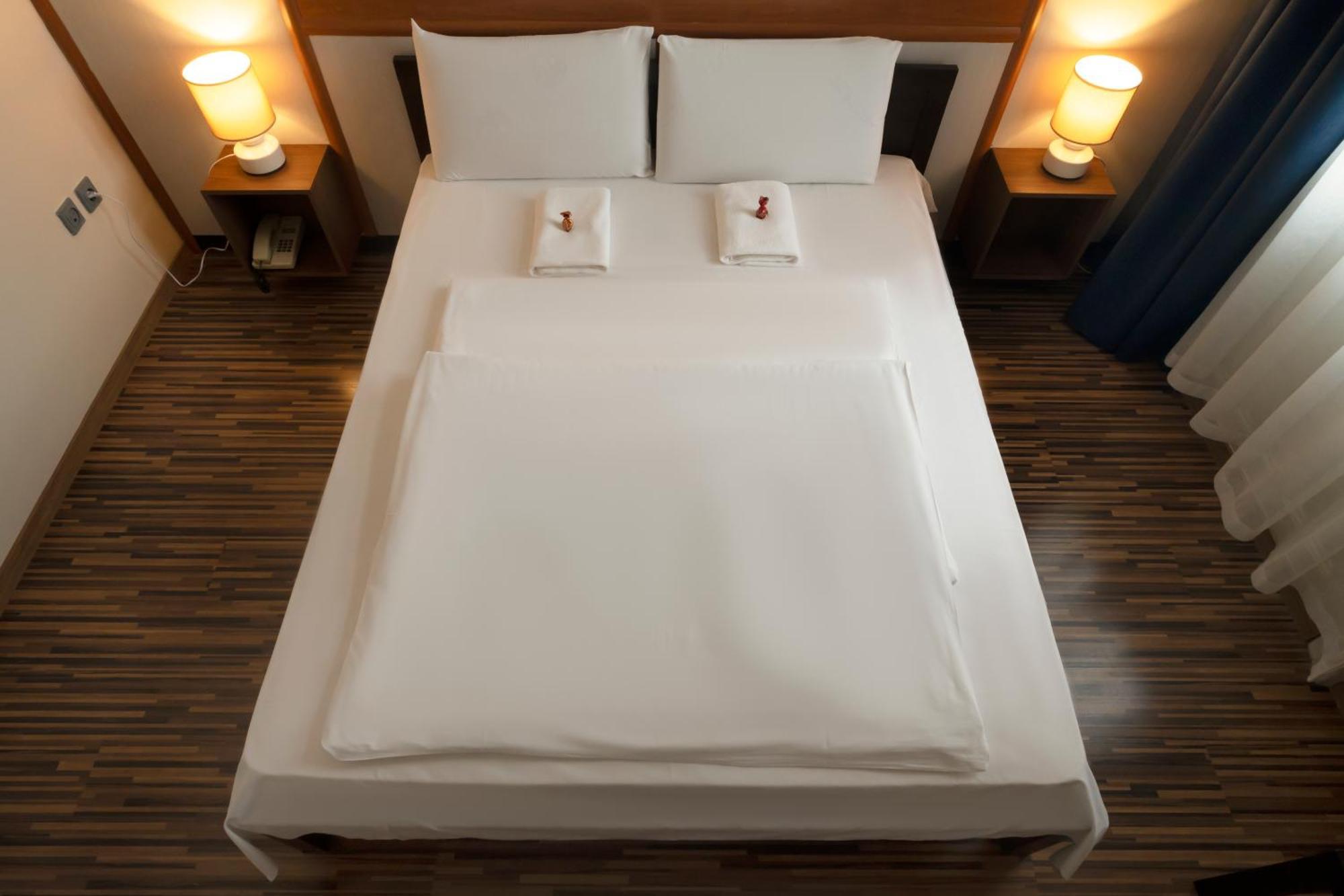 Korona Hotel Ньиредьхаза Экстерьер фото