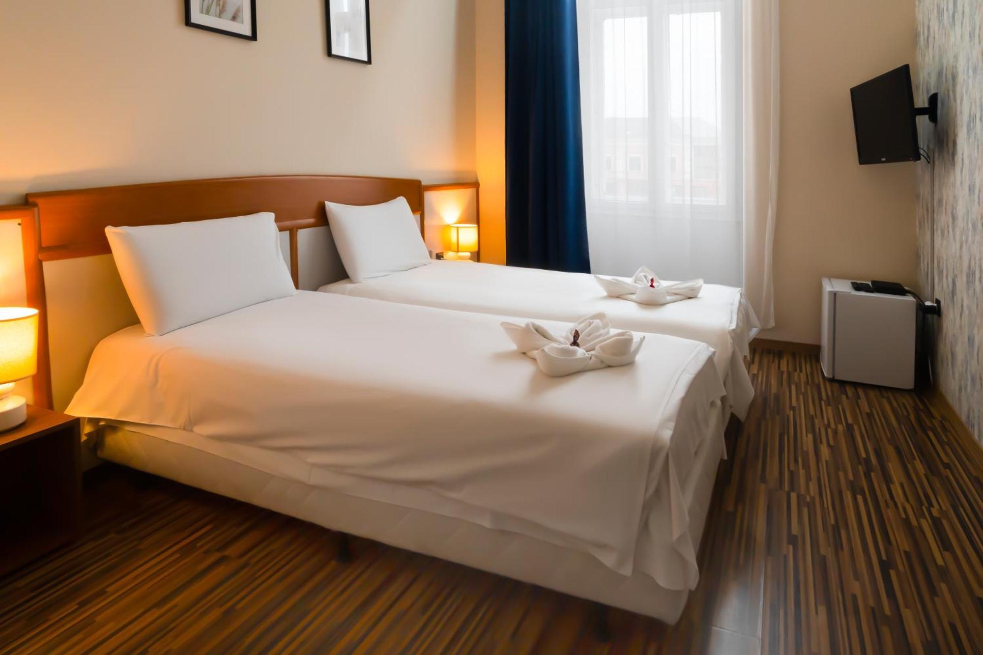 Korona Hotel Ньиредьхаза Экстерьер фото