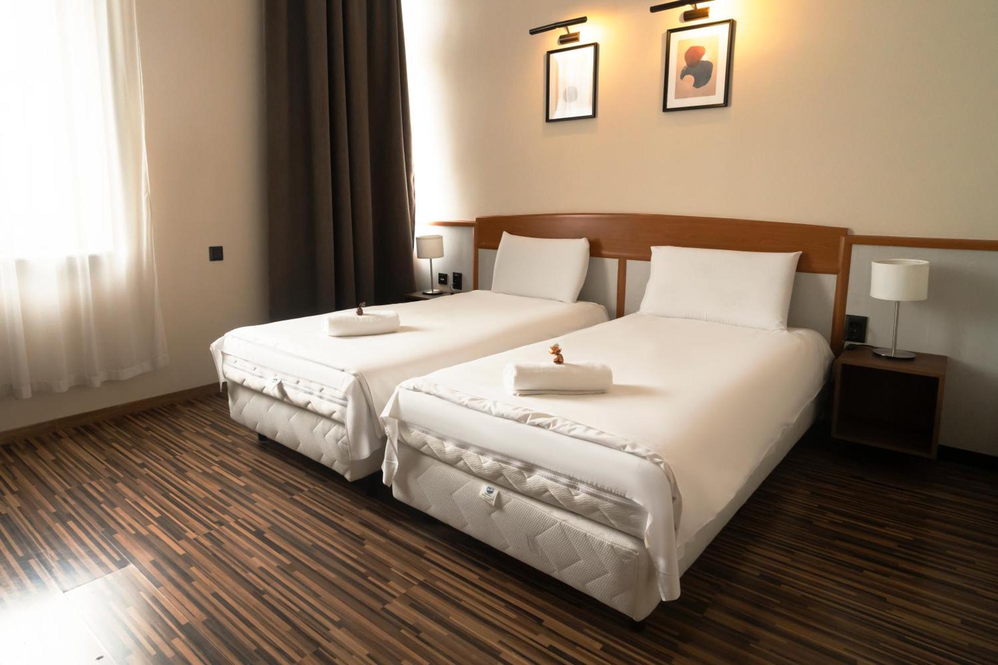 Korona Hotel Ньиредьхаза Экстерьер фото