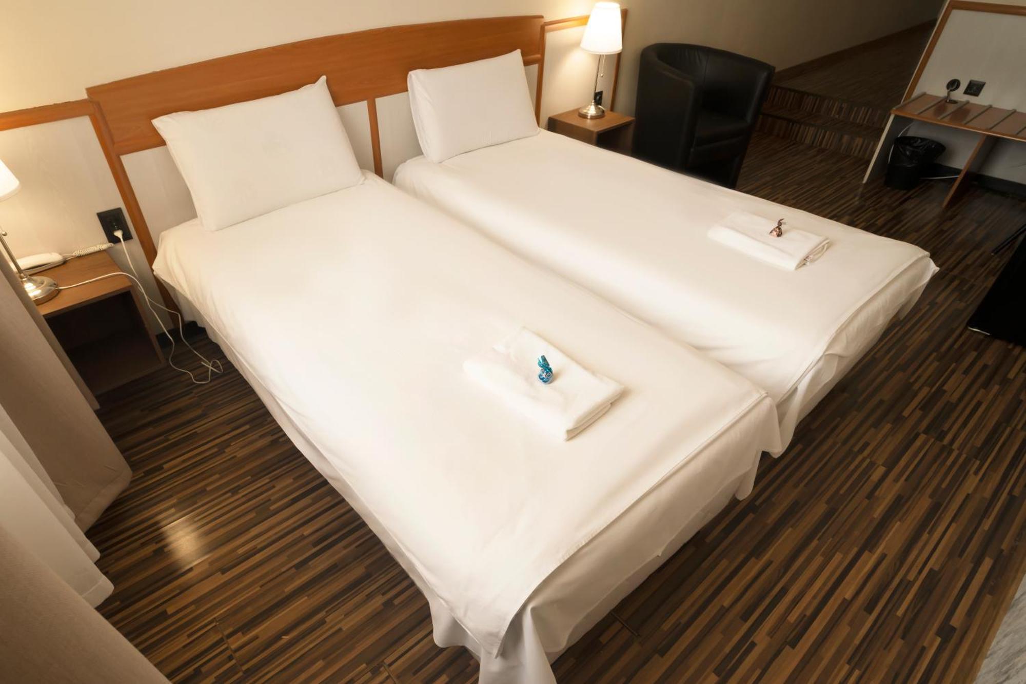 Korona Hotel Ньиредьхаза Экстерьер фото