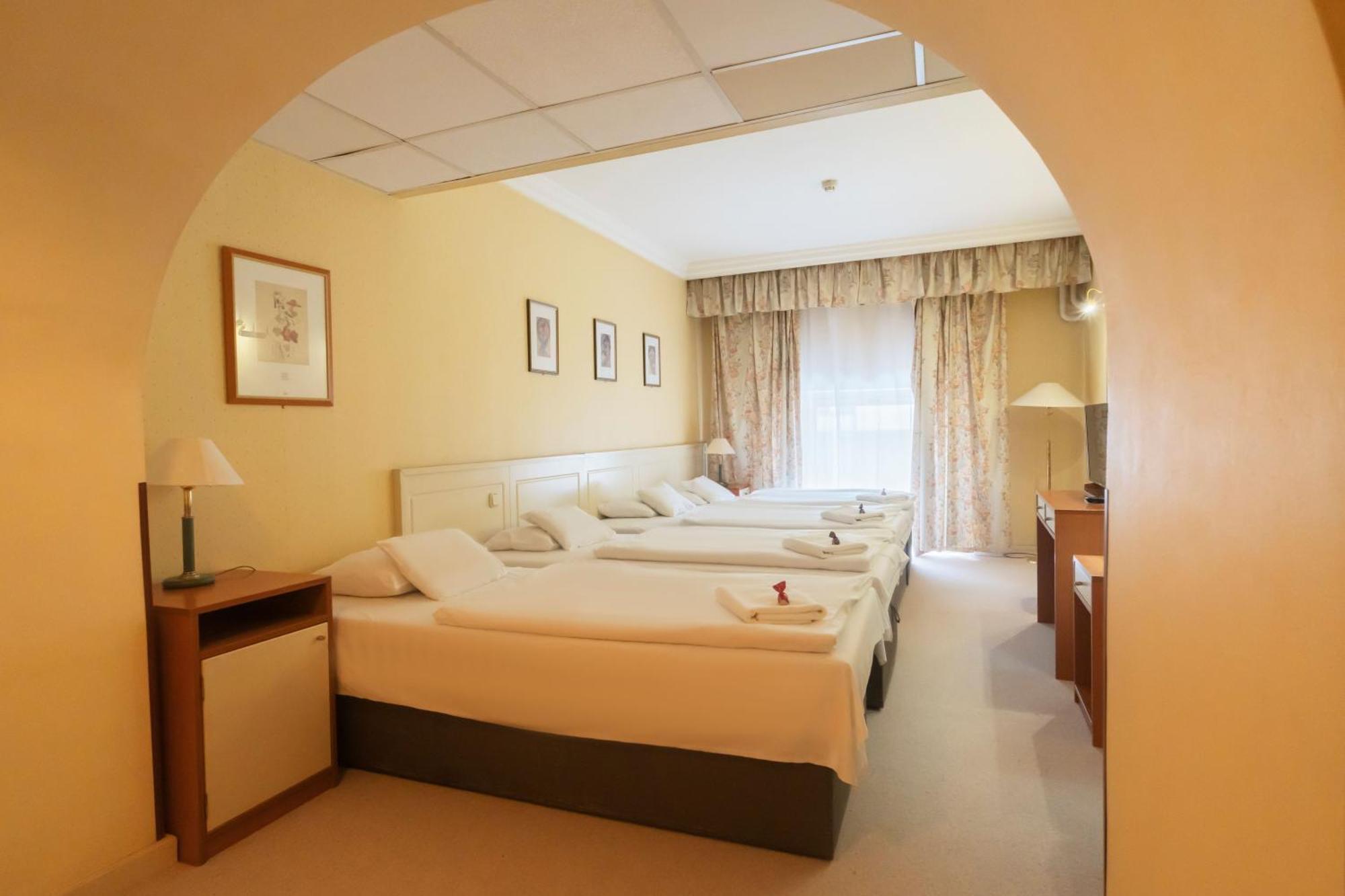 Korona Hotel Ньиредьхаза Экстерьер фото