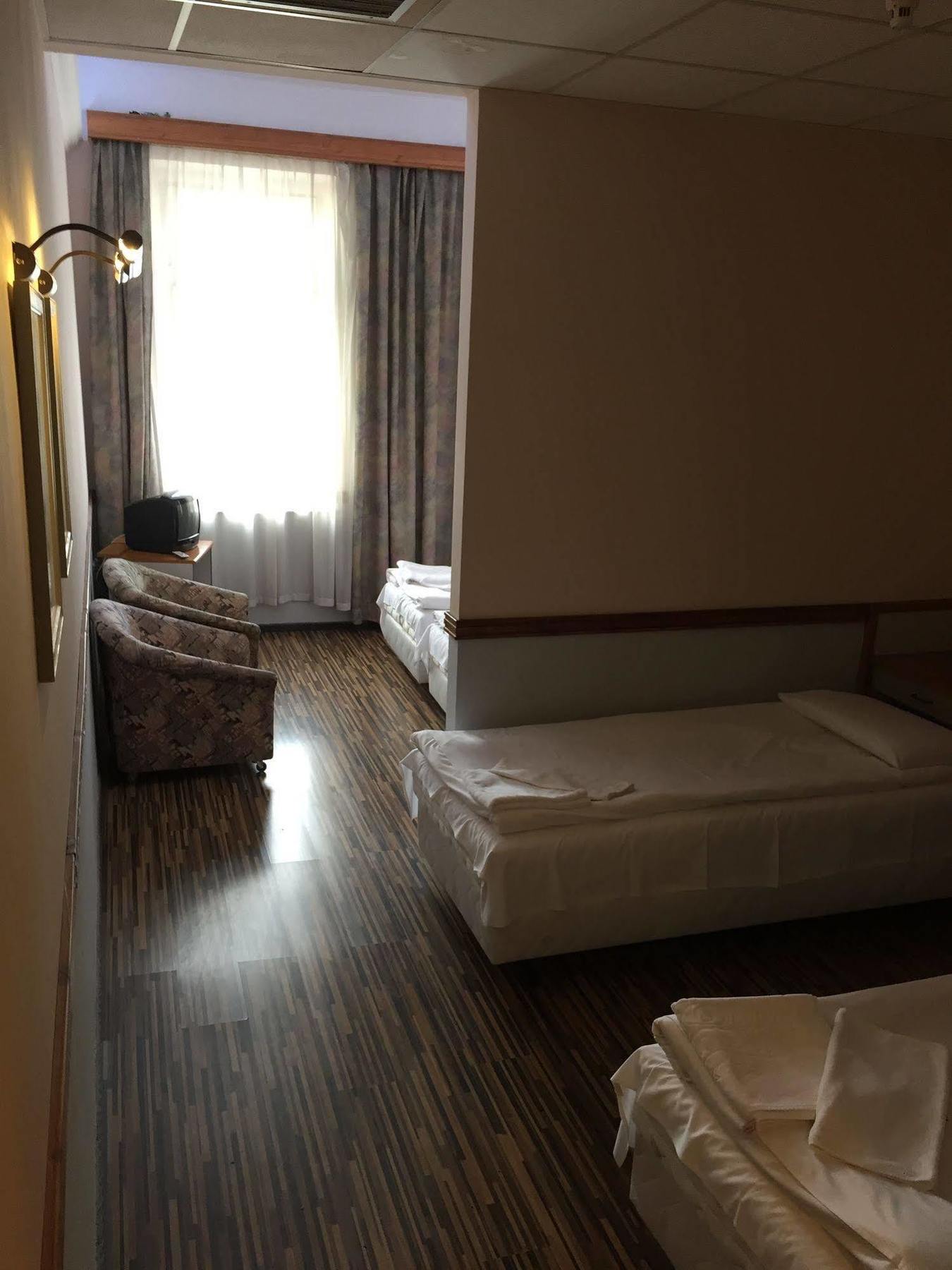 Korona Hotel Ньиредьхаза Экстерьер фото