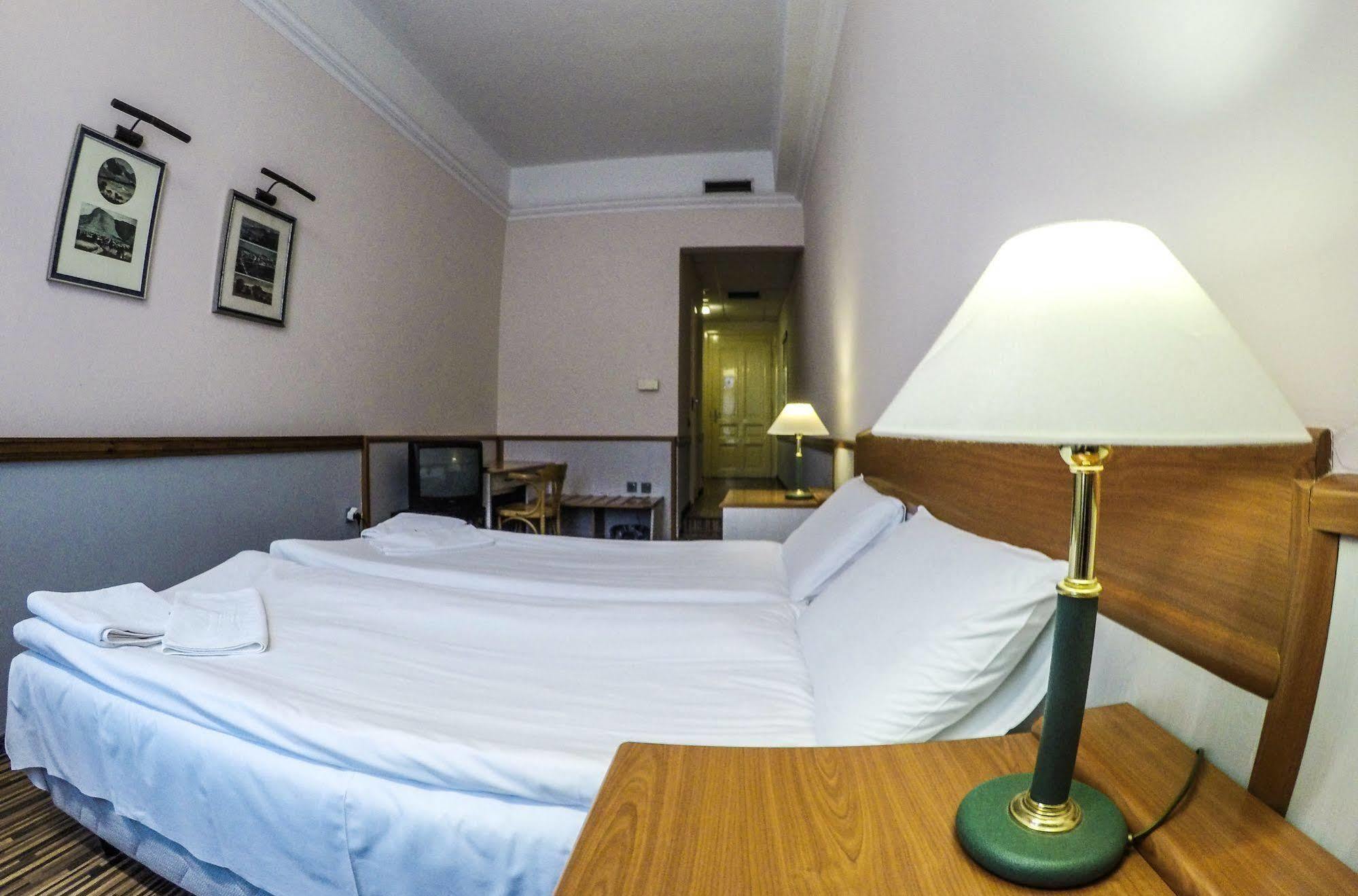 Korona Hotel Ньиредьхаза Экстерьер фото