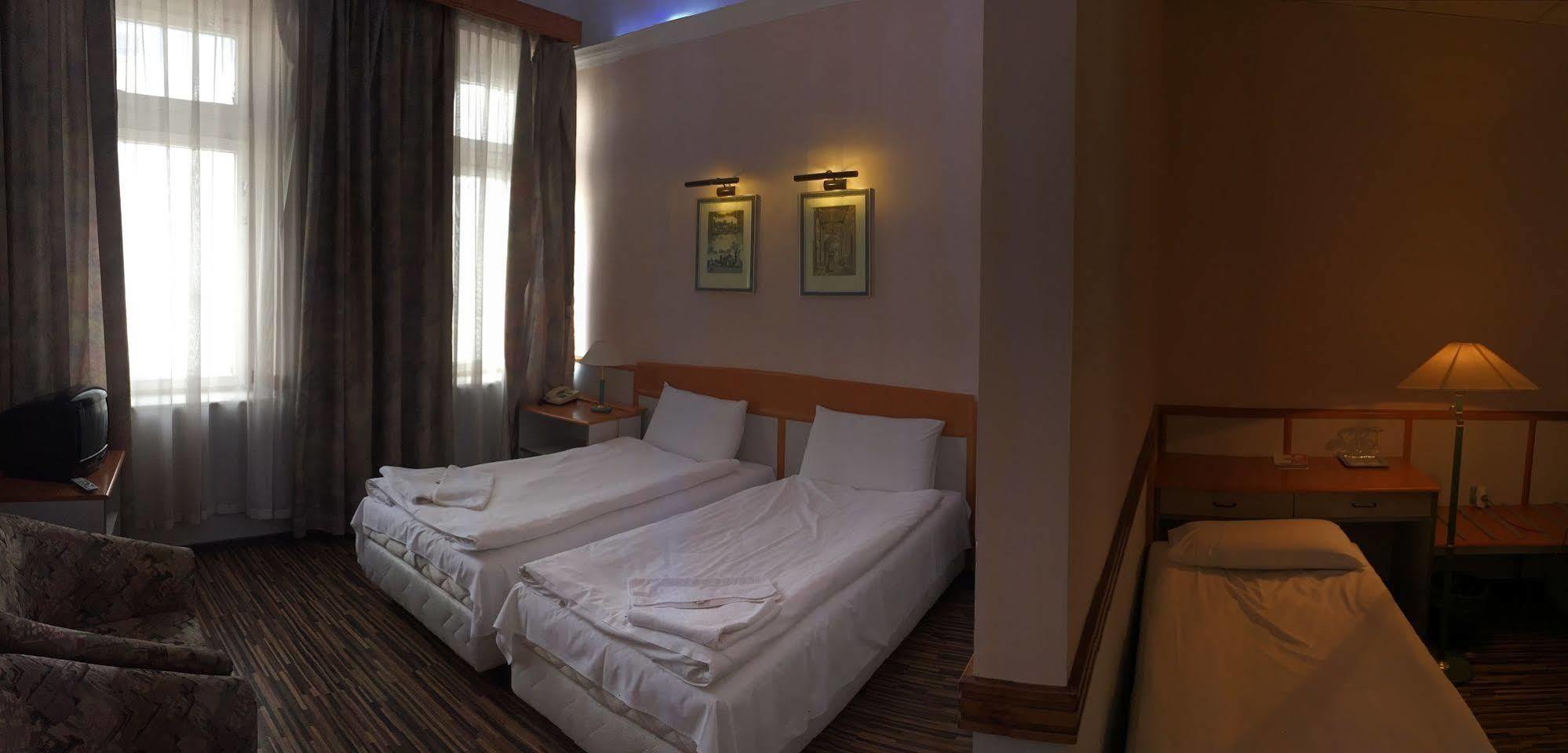 Korona Hotel Ньиредьхаза Экстерьер фото