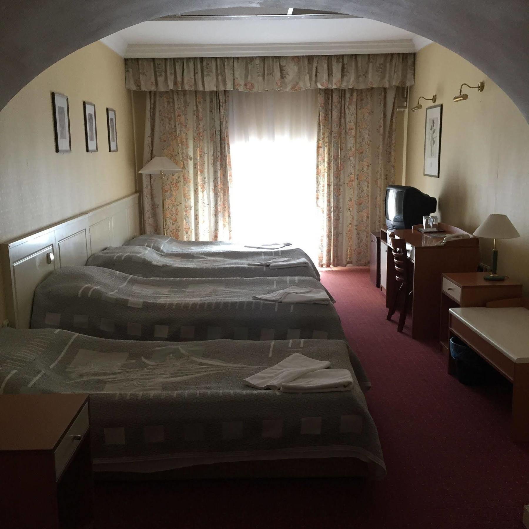 Korona Hotel Ньиредьхаза Экстерьер фото