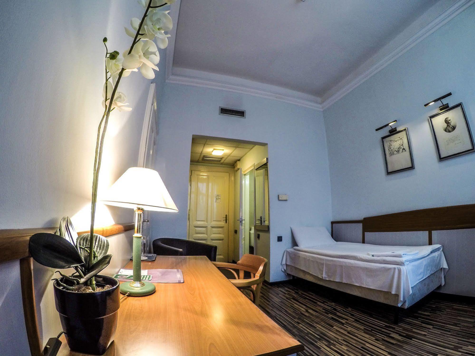 Korona Hotel Ньиредьхаза Экстерьер фото
