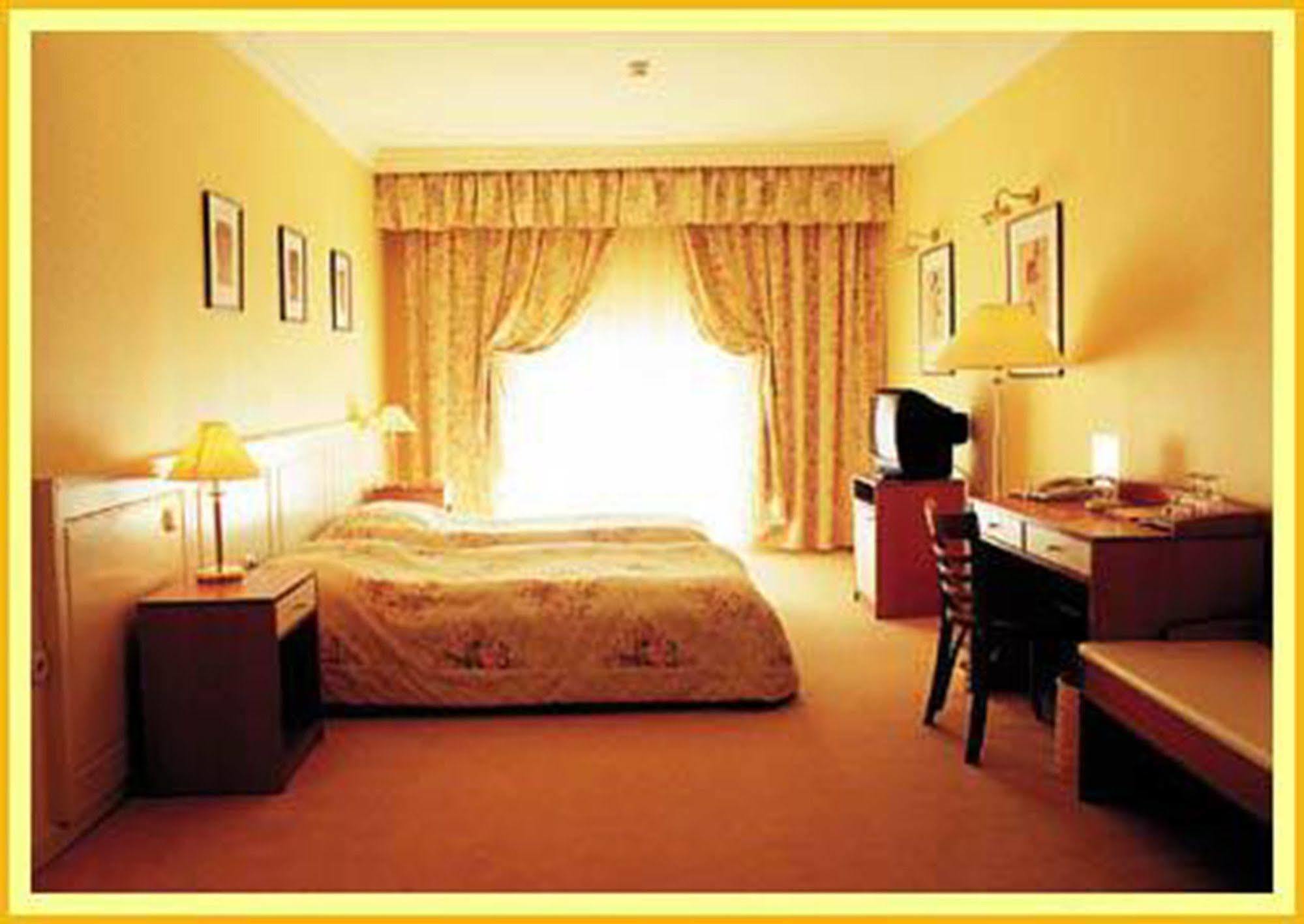 Korona Hotel Ньиредьхаза Экстерьер фото